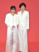 　舞台「リンス・リピート－そして、再び繰り返す－」の取材会に登場した寺島しのぶ（右）と吉柳咲良