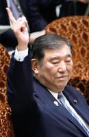 　参院予算委の集中審議で答弁のため手を挙げる石破首相＝１４日午後