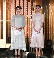 　司会をサポートする林田美学アナウンサー（左）と石川みなみアナウンサー