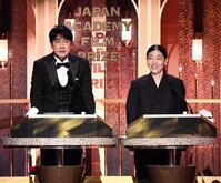 　司会を務める羽鳥慎一アナウンサー（左）と安藤サクラ