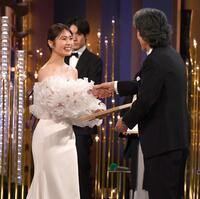 　新人俳優賞を受賞し、役所広司（右）と握手する渋谷凪咲