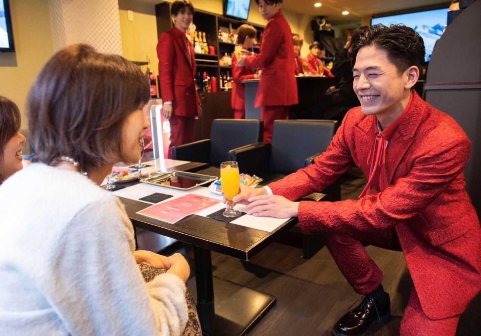 　スナックイベントで接客するＳＨＯＷ－ＷＡの井筒雄太