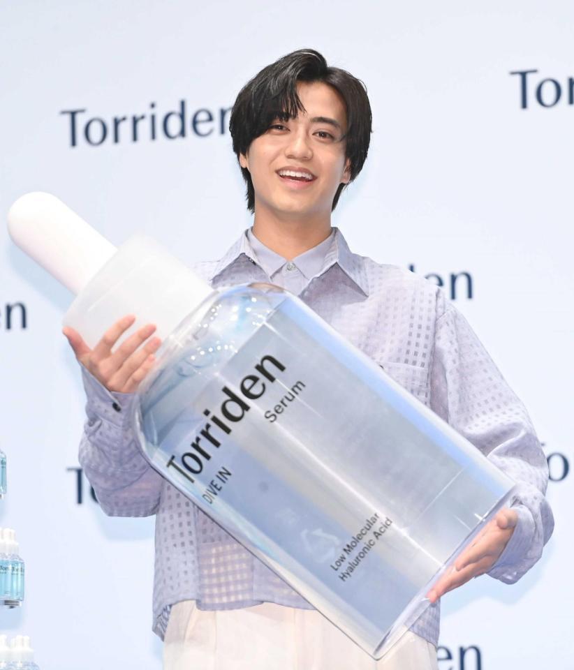 　商品を手にさわやかな笑顔の高橋海人（撮影・開出牧）