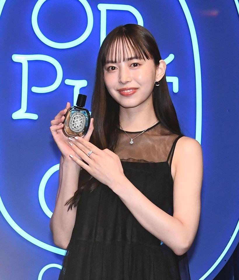 　商品をＰＲする井桁弘恵（撮影・園田高夫）