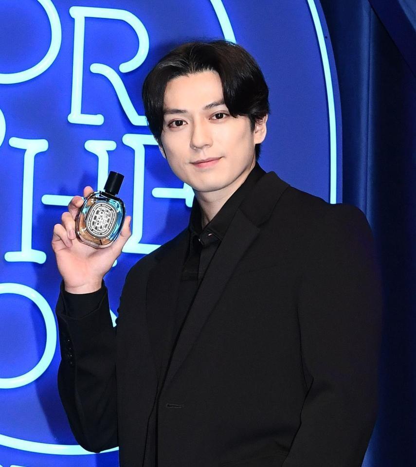 　ポーズをとる新田真剣佑（撮影・園田高夫）