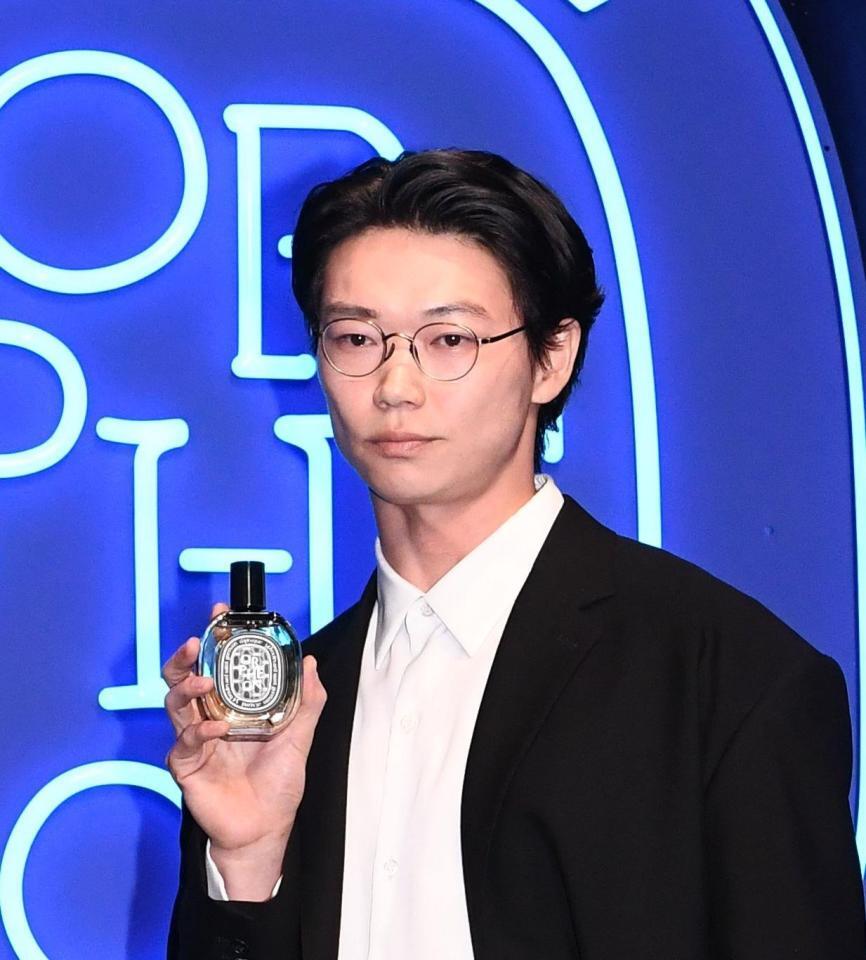 　商品を手にする笠松将（撮影・園田高夫）