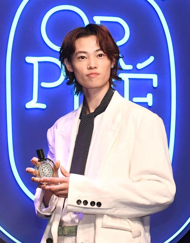 　ポーズを決める窪塚愛流（撮影・園田高夫）