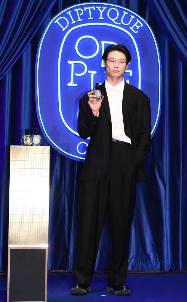 　賞品を手にする笠松将（撮影・園田高夫）