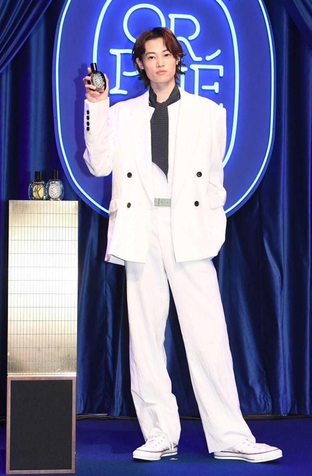 　ポーズを決める窪塚愛流