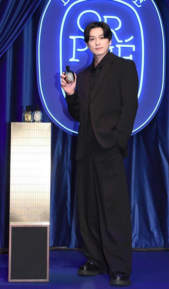 　ポーズをとる新田真剣佑