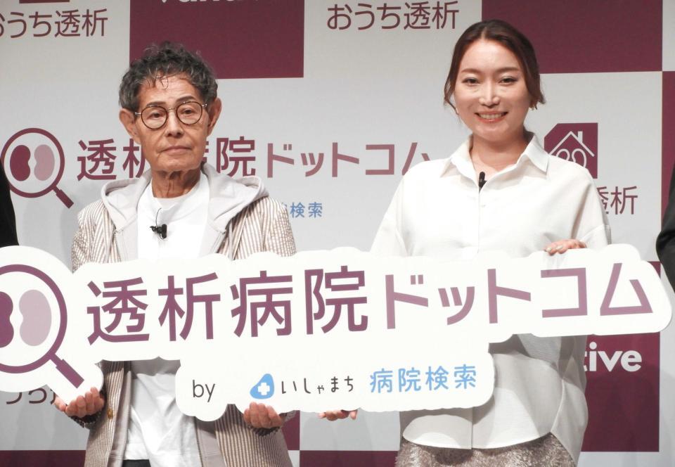 　イベントに登壇した加藤茶（左）と加藤綾菜