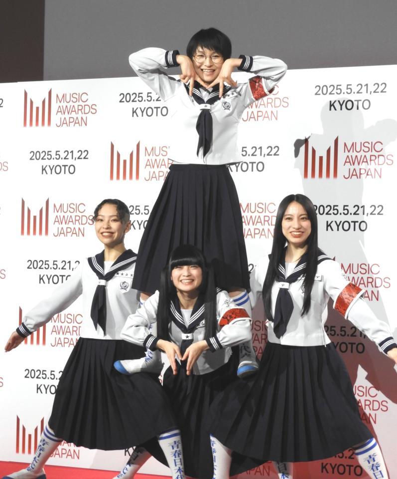 　会見に出席した新しい学校のリーダーズ