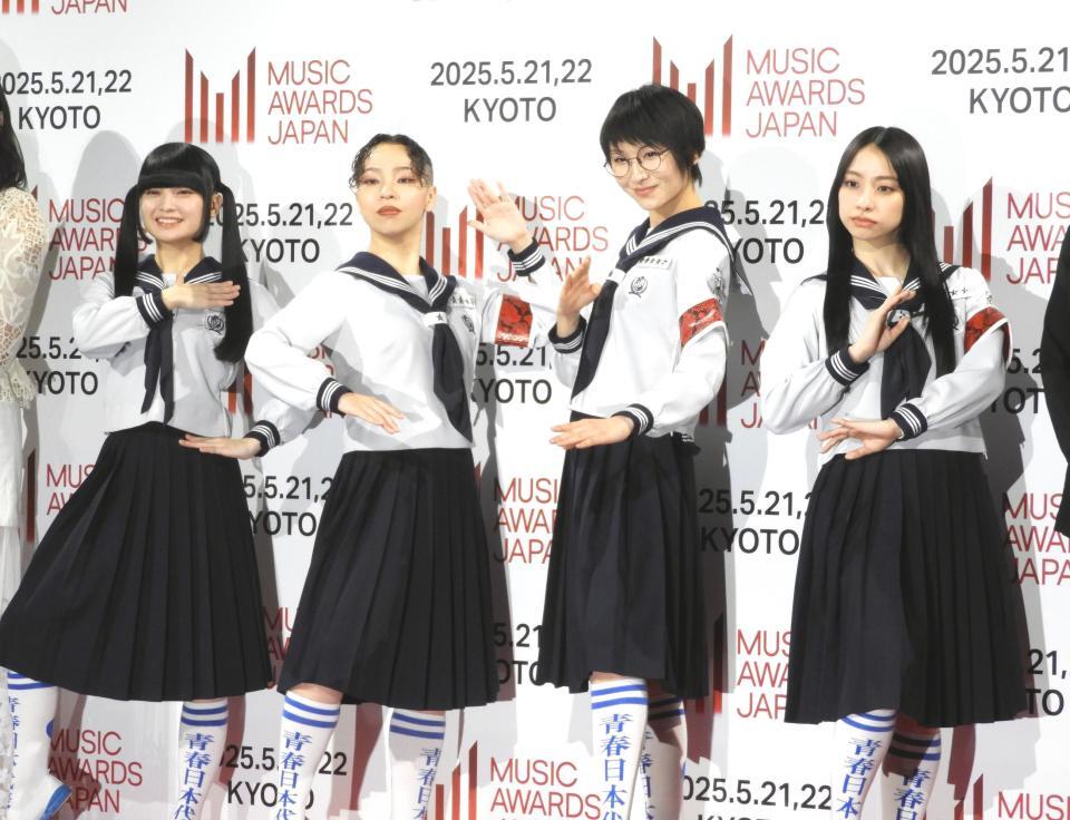 　会見に登場した新しい学校のリーダーズの（左から）ＭＩＺＹＵ、ＲＩＮ、ＳＵＺＵＫＡ、ＫＡＮＯＮ