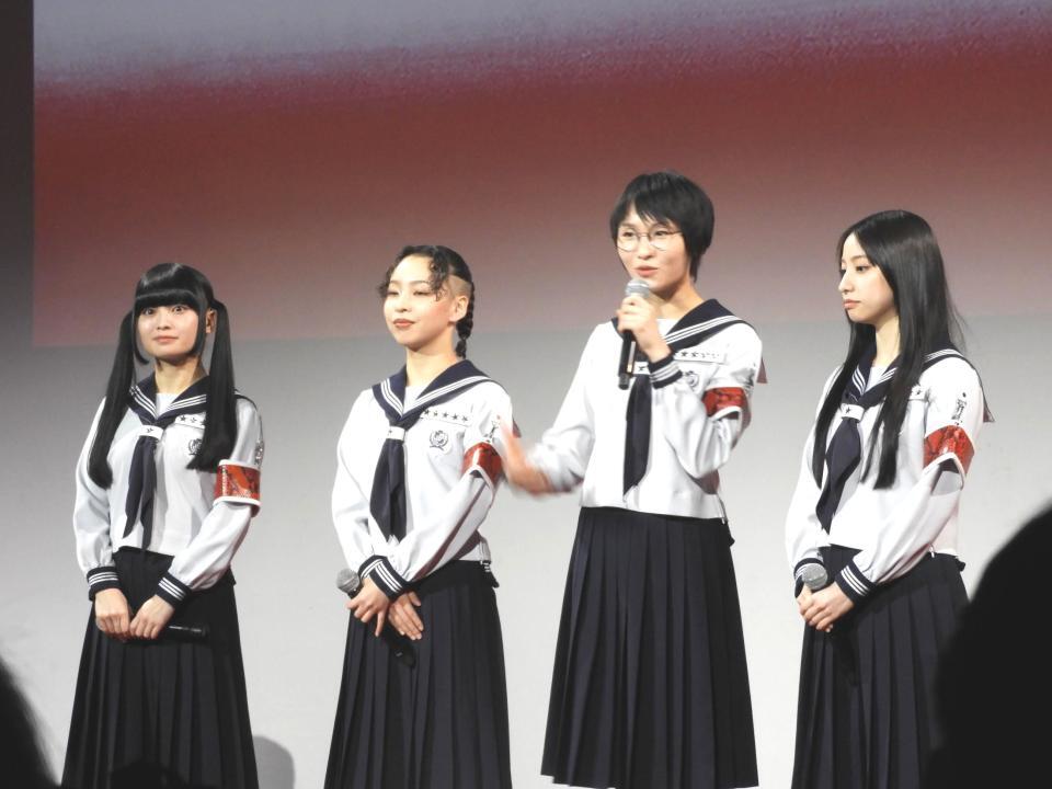 　会見に登場した新しい学校のリーダーズの（左から）ＭＩＺＹＵ、ＲＩＮ、ＳＵＺＵＫＡ、ＫＡＮＯＮ