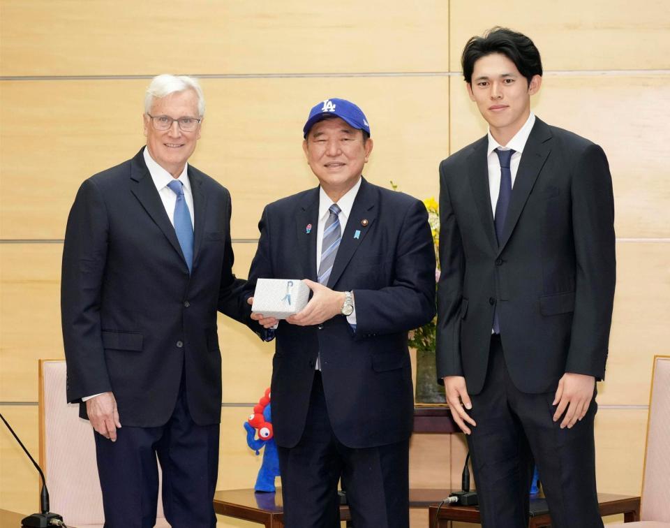 　ドジャース・佐々木（右）、球団オーナーのマーク・ウォルター氏（左）と面会し、記念写真に納まる石破首相＝首相官邸