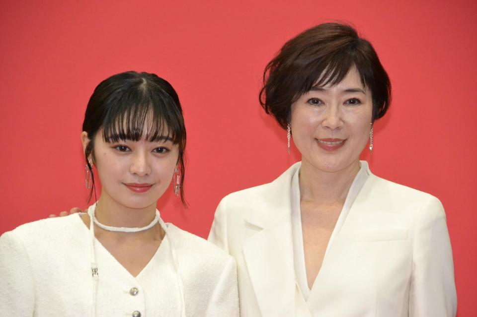 　舞台「リンス・リピート－そして、再び繰り返す－」の取材会に登場した寺島しのぶ（右）と吉柳咲良