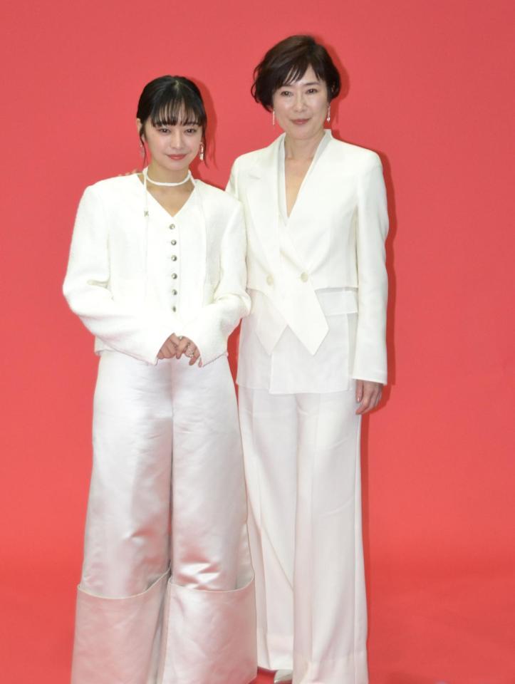 　舞台「リンス・リピート－そして、再び繰り返す－」の取材会に登場した寺島しのぶ（右）と吉柳咲良