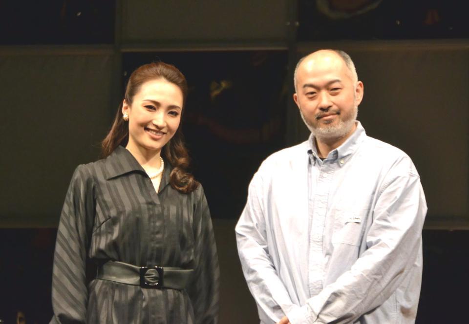 　舞台「マスタークラス」の取材会に登場した望海風斗（左）と演出の森新太郎氏