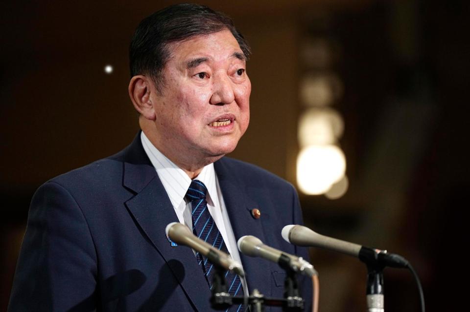 　報道陣の取材に応じる石破首相＝１３日夜、首相公邸