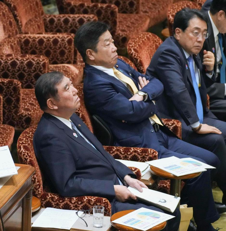 　参院予算委の集中審議で質問を聞く石破首相（手前）ら＝１４日午後