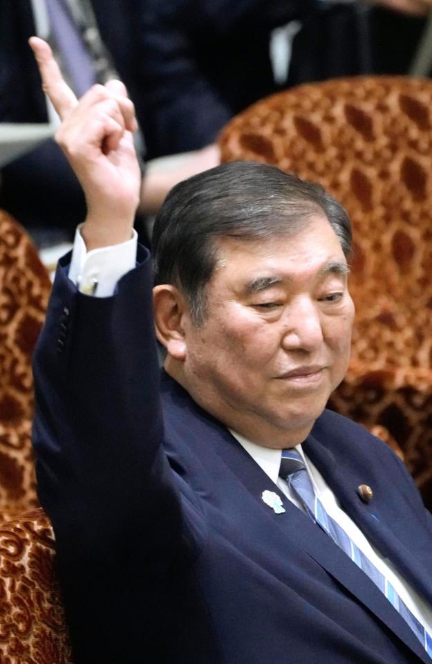 　参院予算委の集中審議で答弁のため手を挙げる石破首相＝１４日午後