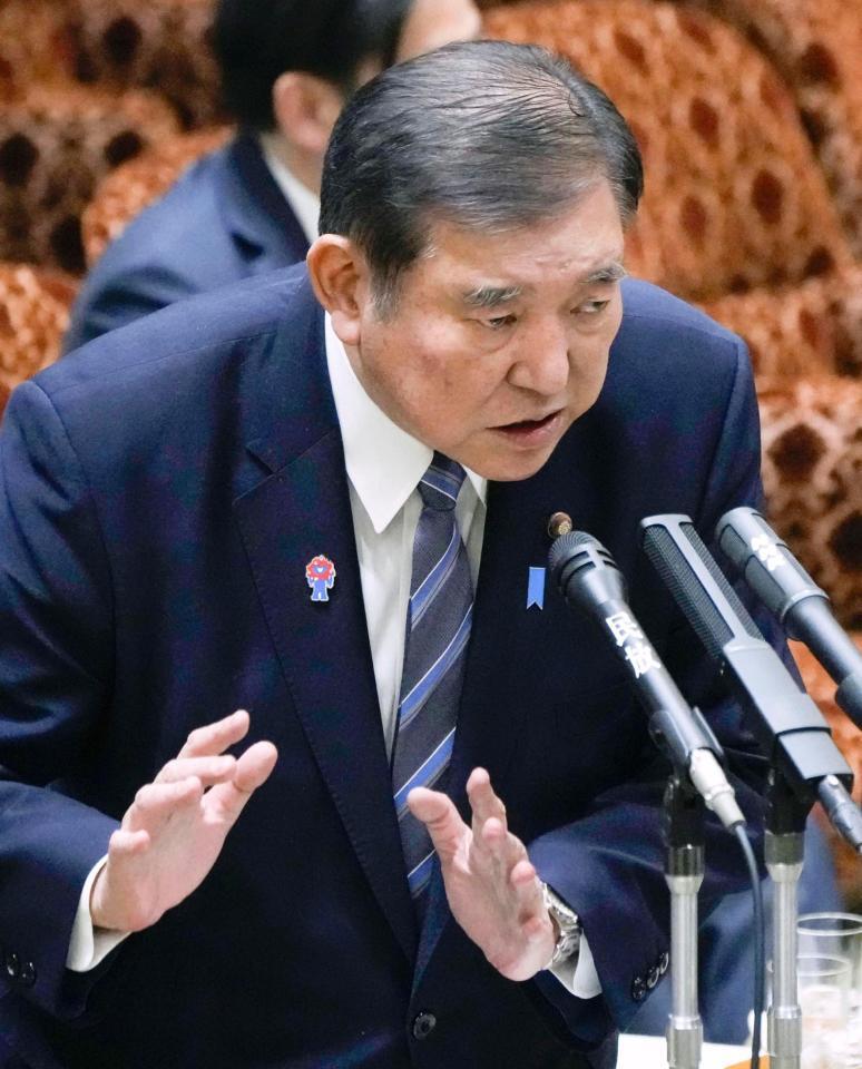 　参院予算委の集中審議で答弁する石破首相。自民党議員への過去の商品券配布について説明した＝１４日午後