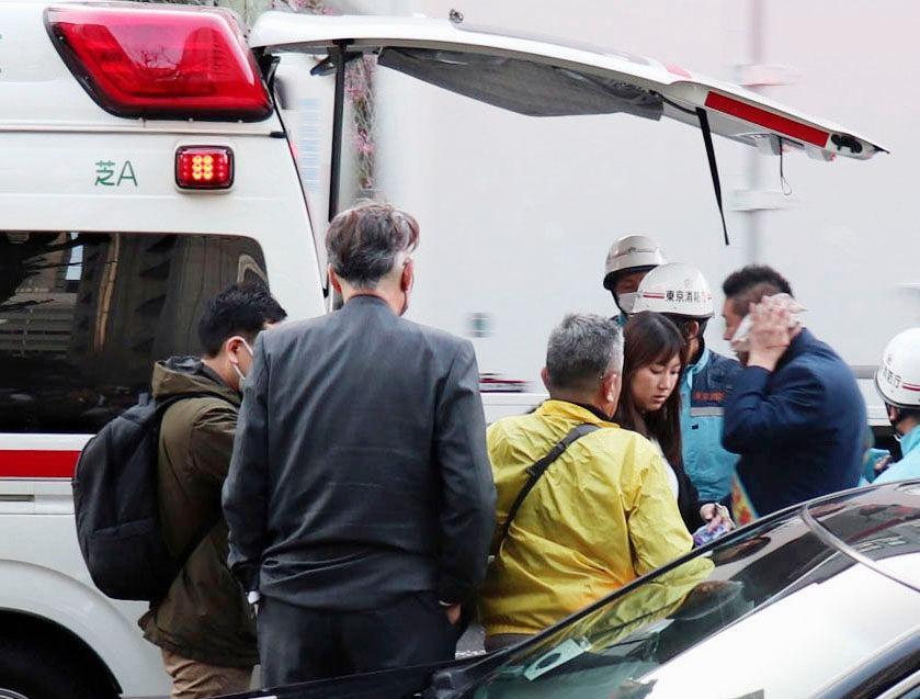　暴行を受け負傷し、救急車に乗り込む「ＮＨＫから国民を守る党」の立花孝志党首（右端）＝１４日午後５時１９分、東京・霞が関