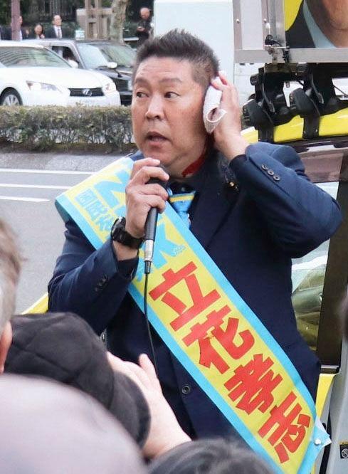 　暴行を受け負傷した「ＮＨＫから国民を守る党」の立花孝志党首＝１４日午後５時１３分、東京・霞が関