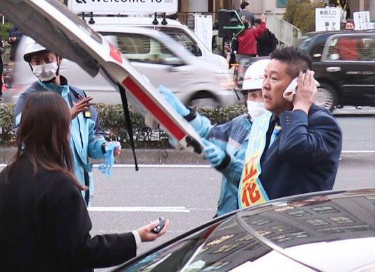 　暴行を受け負傷し、救急車に乗り込む「ＮＨＫから国民を守る党」の立花孝志党首（右）＝１４日午後５時１９分、東京・霞が関