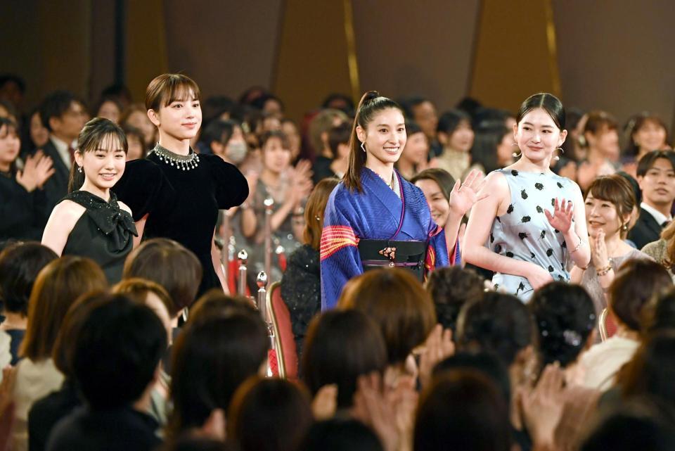 　レッドカーペットを歩く優秀助演女優賞の（左から）芦田愛菜、清原果耶、土屋太鳳、山田杏奈