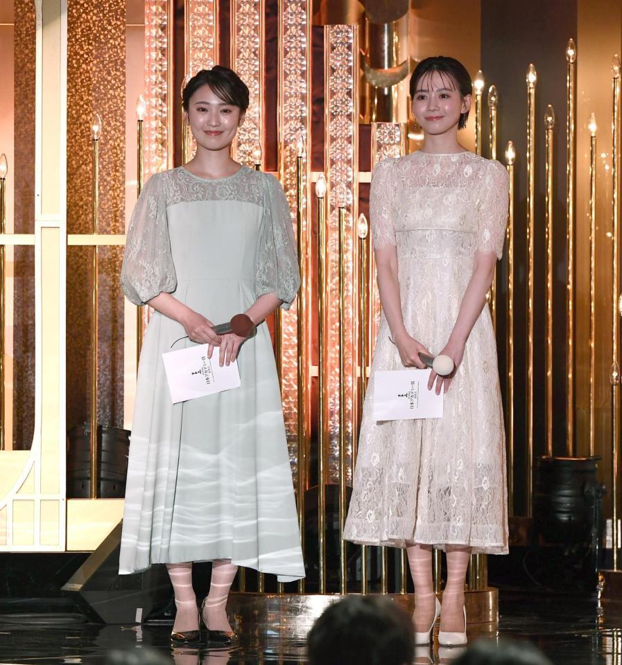 　司会をサポートする林田美学アナウンサー（左）と石川みなみアナウンサー