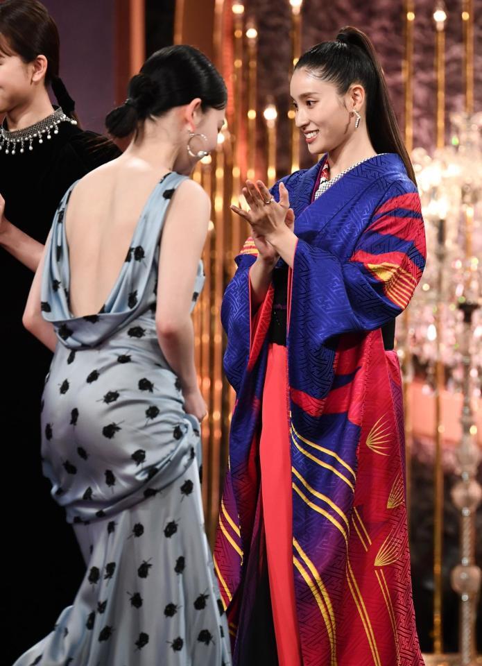 　優秀助演女優賞を受賞した土屋太鳳（右）と山田杏奈