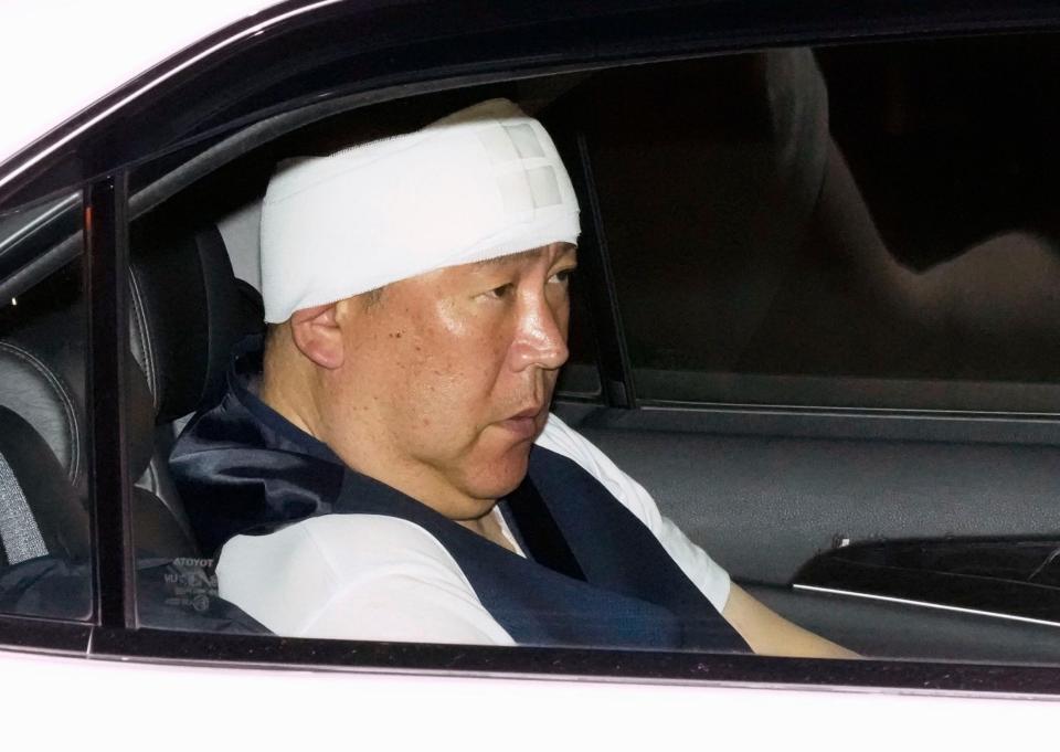 　警視庁丸の内署に入る「ＮＨＫから国民を守る党」の立花孝志党首＝１４日午後８時３５分