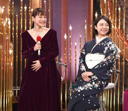 　お腹を触る石原さとみ（左）。右は上白石萌音