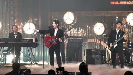 　主題歌賞を受賞したＭｒｓ．ＧＲＥＥＮ　ＡＰＰＬＥの（左から）藤澤涼架、大森元貴、若井滉斗