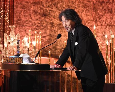 　最優秀主演男優賞を発表する役所広司