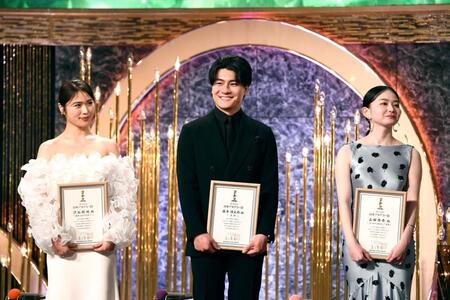 　新人俳優賞を受賞した（左から）渋谷凪咲、森本慎太郎、山田杏奈