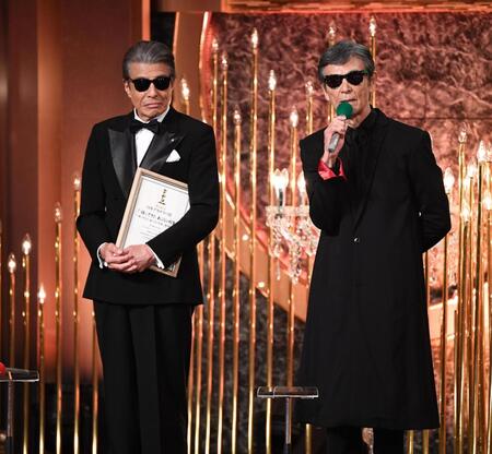 　話題賞を受賞した舘ひろし（左）と柴田恭兵