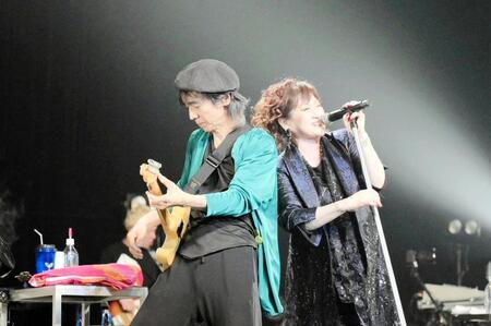 　渡辺美里（右）のホワイトデーライブでアンコールに登場した仲井戸麗市