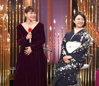 　お腹を触る石原さとみ（左）。右は上白石萌音