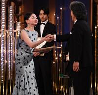 　新人俳優賞を受賞し役所広司（右）と握手する山田杏奈