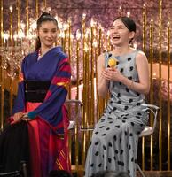 　優秀助演女優賞を受賞した土屋太鳳（左）と山田杏奈