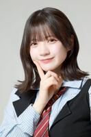 　笑顔でポーズをとるＳＫＥ４８・坂本真凛（撮影・金田祐二）