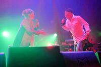 　渡辺美里（左）のホワイトデーライブに登場した泉谷しげる