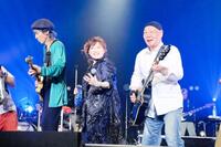 　１９８８年以来のステージ共演を果たした（左から）仲井戸麗市、渡辺美里、泉谷しげる