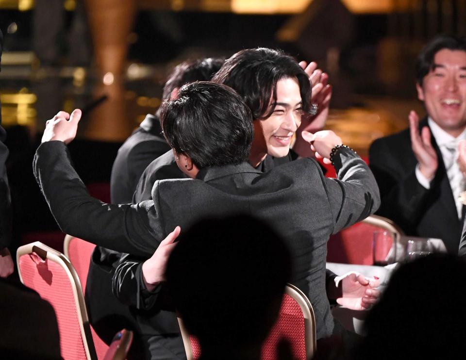 　最優秀主演男優賞を受賞して喜ぶ横浜流星（撮影・園田高夫）