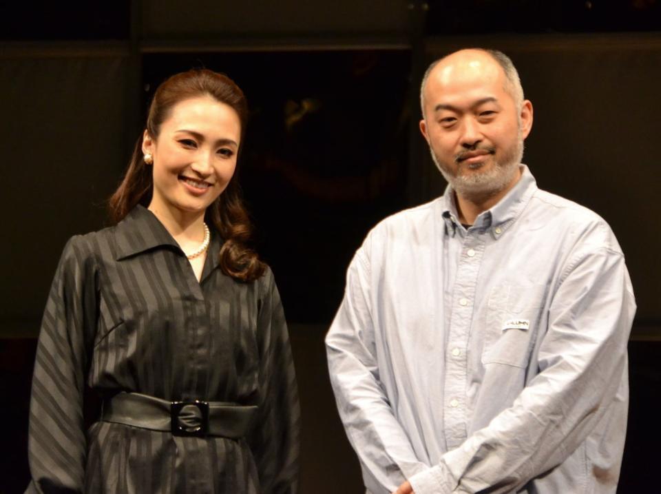 　舞台「マスタークラス」の取材会に登場した望海風斗（左）と演出の森新太郎氏