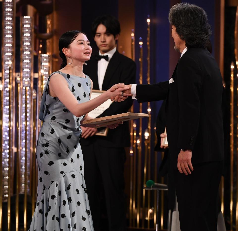 　新人俳優賞を受賞し役所広司（右）と握手する山田杏奈