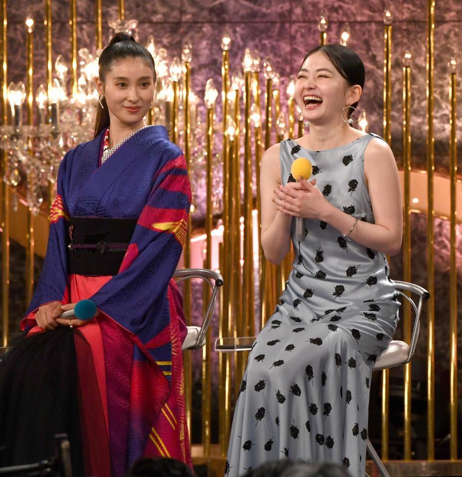 　優秀助演女優賞を受賞した土屋太鳳（左）と山田杏奈