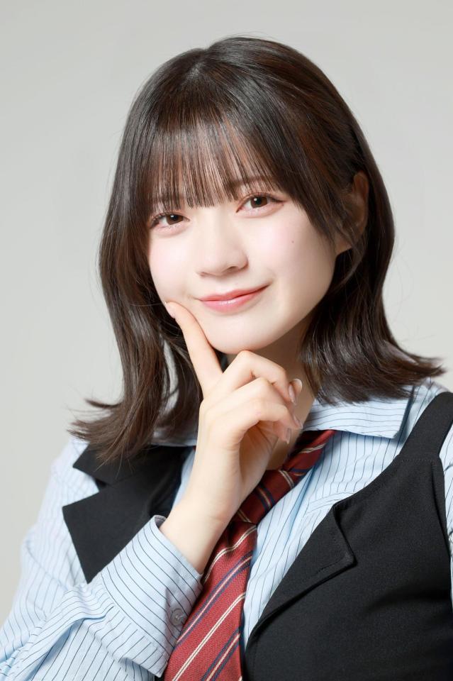 　笑顔でポーズをとるＳＫＥ４８・坂本真凛（撮影・金田祐二）